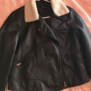 BLACK LEATHER JACKET!